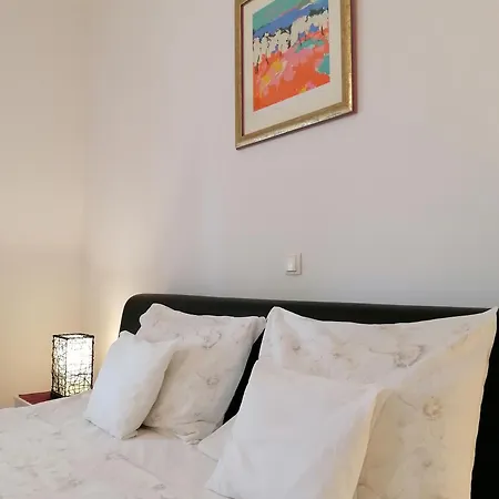 Park Apartment *