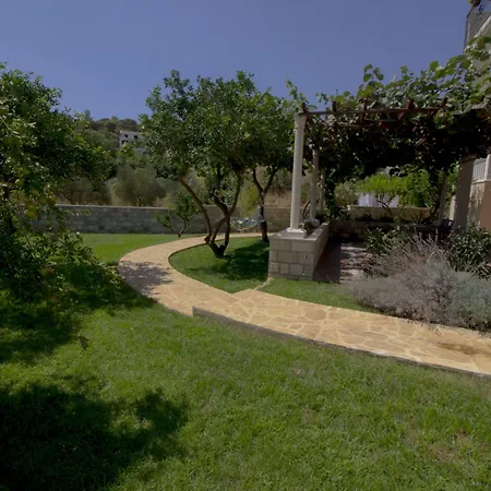 Green Park Apartment *